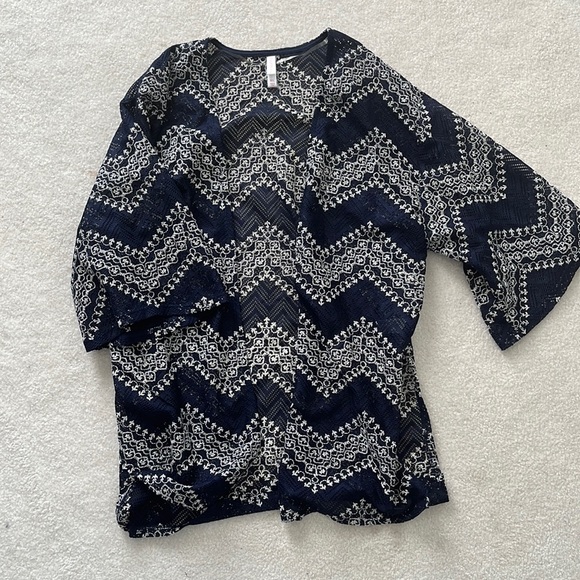 navy and white half sleeve kimono - Picture 1 of 3